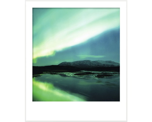 Zarámovaný obraz s motívom krajiny a vodnou plochou