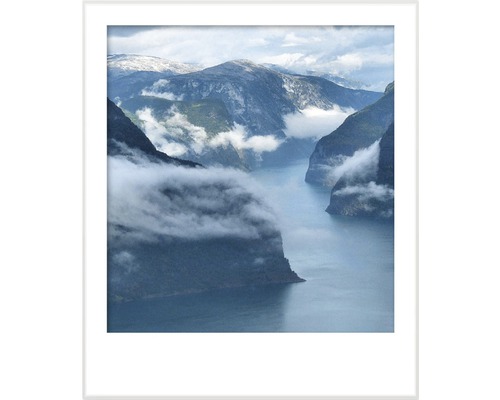 Zarámovaný obraz horskej krajiny s jazerom a hmlou