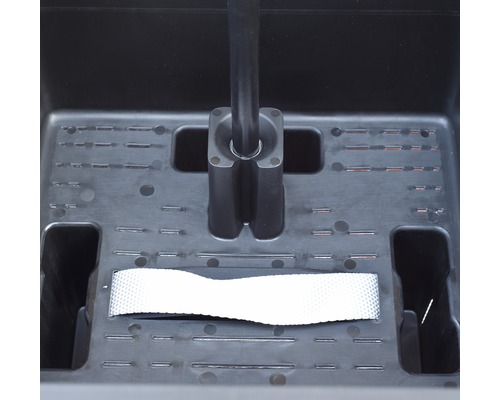 Vnútro kufríka na náradie s rukoväťou a upevňovacím popruhom