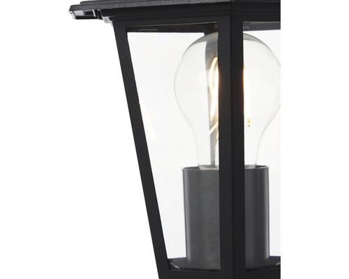 Detail čierneho vonkajšieho svietidla s čírou žiarovkou