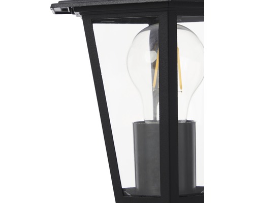 Detail čierneho vonkajšieho svietidla so žiarovkou