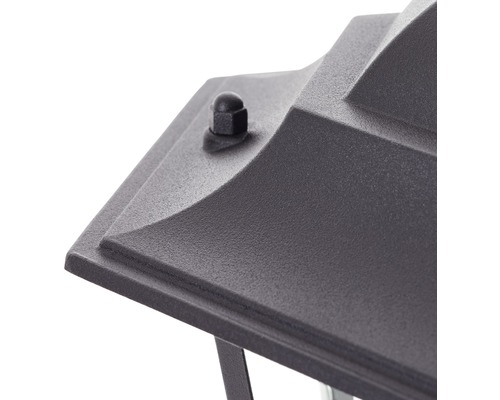 Detailný pohľad na vonkajšie svietidlo s upevňovacím prvkom