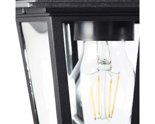 Detailný pohľad na čierne vonkajšie svietidlo so žiarovkou.