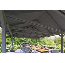 Pergola s drevenou strechou, jedálenský stôl a gril v záhrade