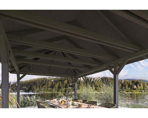 Pohľad pod prístrešok so stolom a výhľadom na jazero