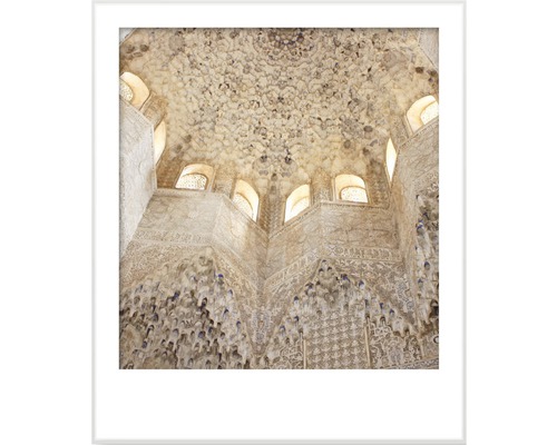 Detailný pohľad na interiérovú architektúru miestnosti so zložitými štukatúrami a malými oknami