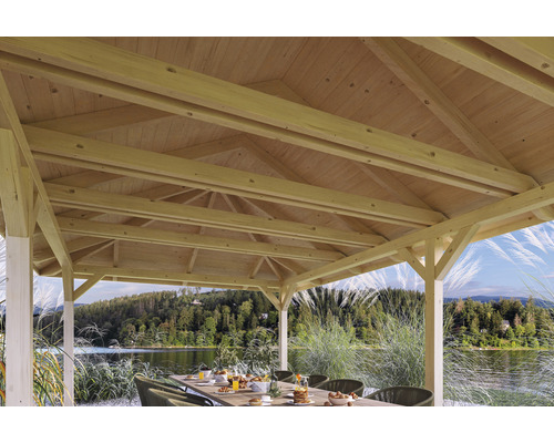 Drevený záhradný pavilón s drevenou strešnou konštrukciou a výhľadom na jazero