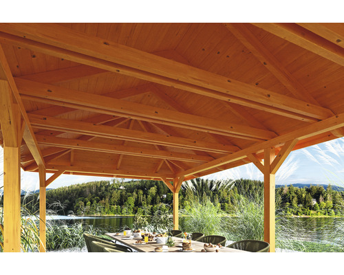 Detailný pohľad na drevený altánok so stolom a stoličkami