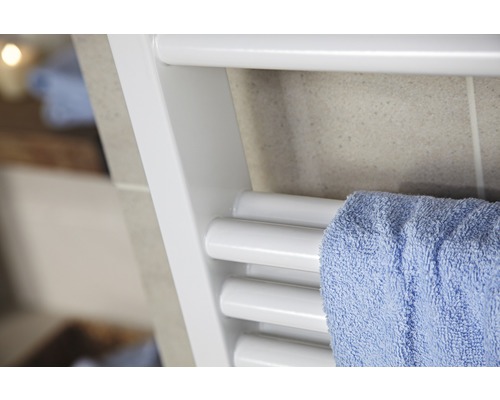 Detail bieleho radiátora na uteráky s modrým uterákom