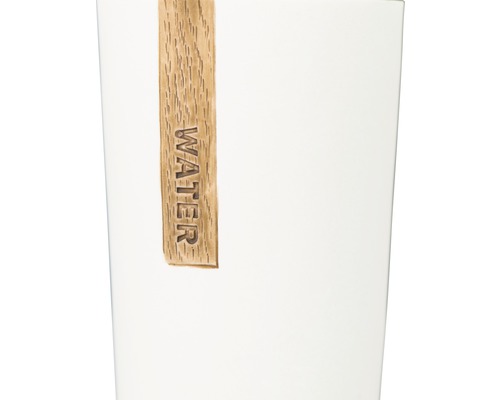 Biely kvetináč s dreveným štítkom s nápisom Voda