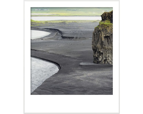 Fotografia krajiny s vodou a skalou