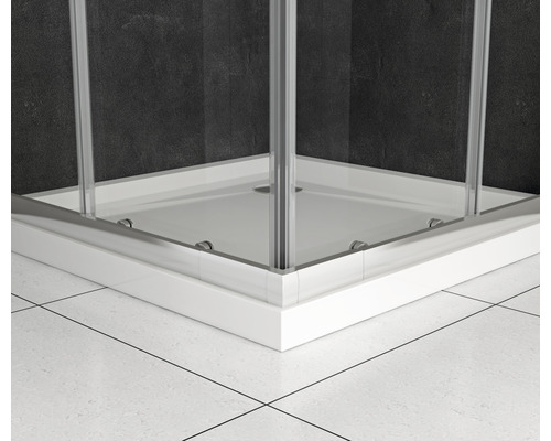 Detailný pohľad na sprchovací kút so sprchovacou vaničkou a sklenenými stenami