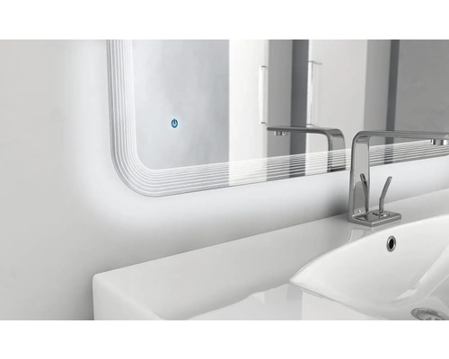 Osvetlené kúpeľňové zrkadlo nad bielym umývadlom s batériou