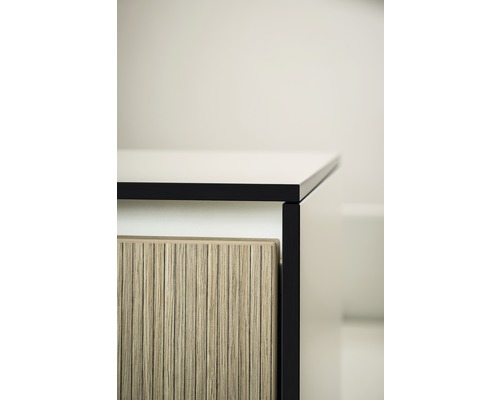 Detail kúpeľňovej skrinky s drevenou prednou stranou a úložným priestorom