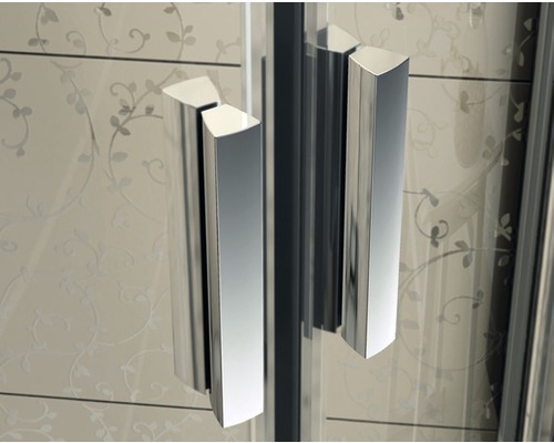 Detailný záber na dve kľučky dverí sprchovacieho kúta