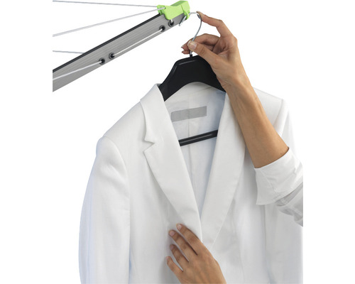 Sušiak na bielizeň s bielym sakom na vešiaku