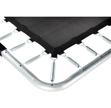 Detailný pohľad na trampolínu s pružinami a rámom