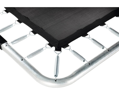 Detailný pohľad na trampolínu s pružinami a rámom