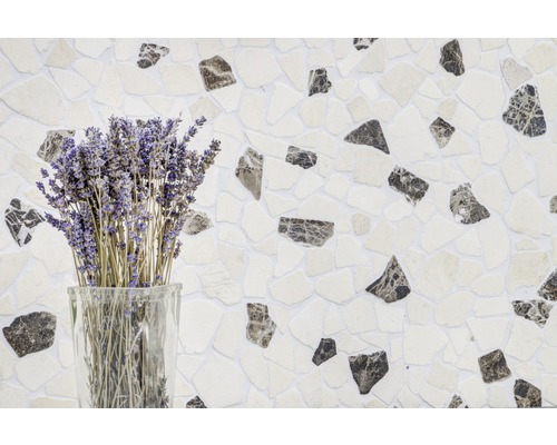 Mozaiková obkladačková stena s kyticou levanduľových kvetov v sklenenej váze