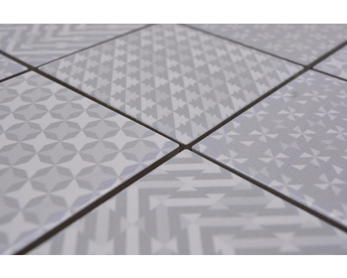 Detailný záber podlahových dlaždíc s geometrickými vzormi