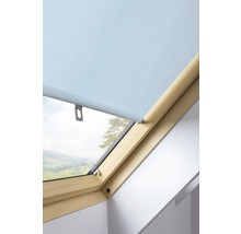 Fotografia strešného okna so svetlou roletou na ochranu pred slnkom.