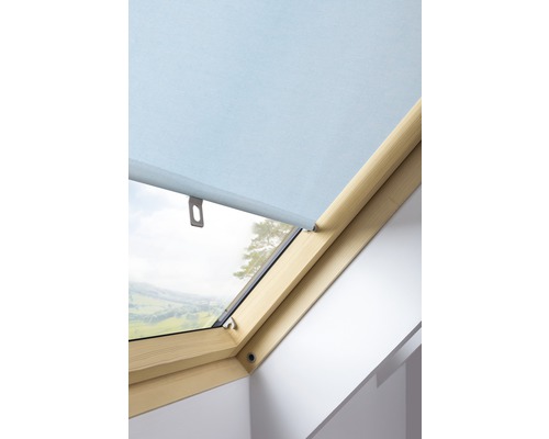 Fotografia strešného okna so svetlou roletou na ochranu pred slnkom.