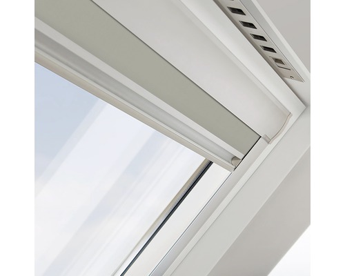 Detailný pohľad na strešné okno so žalúziou