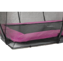 Detailný pohľad na trampolínu s ochrannou sieťou a polstrovaním rámu