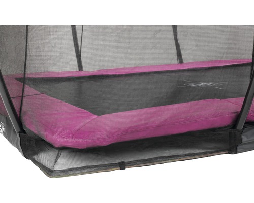 Detailný pohľad na trampolínu s ochrannou sieťou a polstrovaním rámu