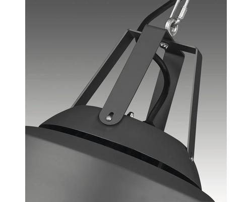 Detail závesnej lampy s kovovým závesom