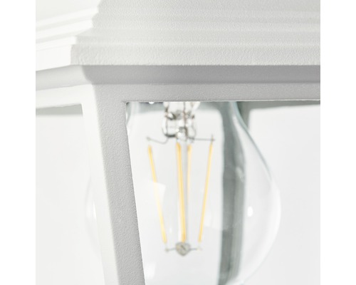 Detail bielej vonkajšej lampy so žiarovkou