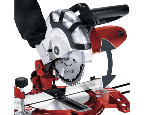 Pokosová píla v akcii so šípkou znázorňujúcou pohyb rezania