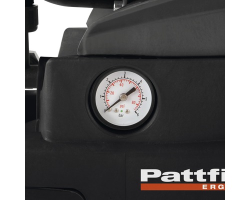 Detail manometra na kompresore Pattfield, ktorý zobrazuje tlak v PSI a baroch.