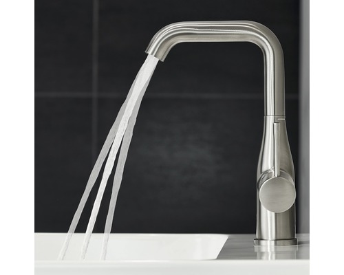 Nerezová vodovodná batéria s tečúcou vodou