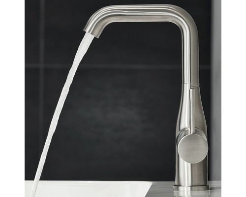 Kovová vodovodná batéria s tečúcou vodou