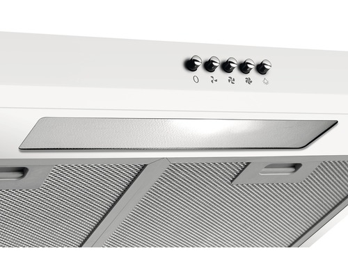 Detailný pohľad na digestor s ovládacími gombíkmi a tukovým filtrom