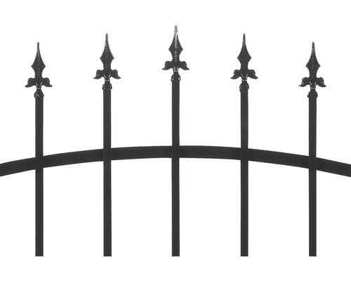 Detailný pohľad na kovový plot s ozdobnými hrotmi