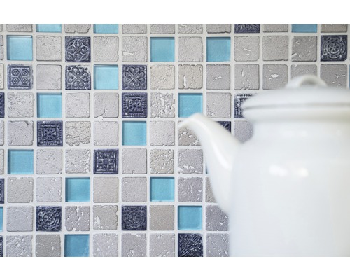 Mozaikové dlaždice s ozdobami a sklenenými akcentmi v pozadí