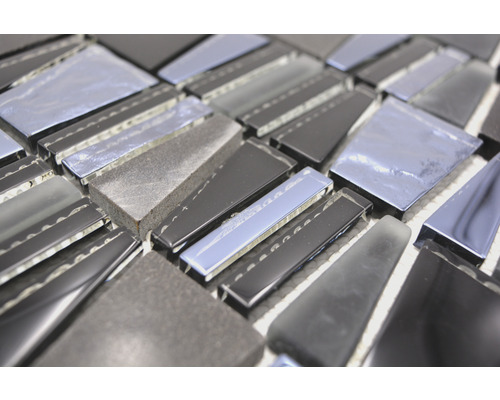 Detail mozaikových dlaždíc z kameňa a skla