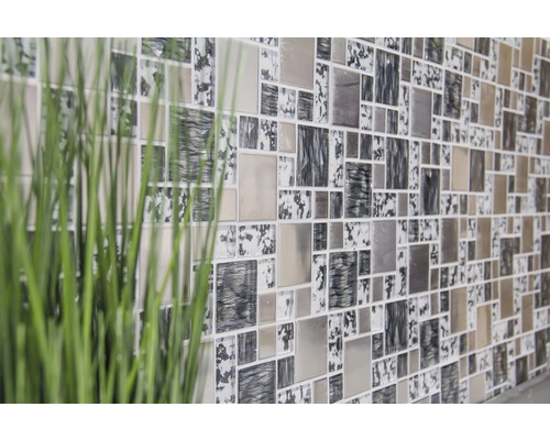 Stena so štvorcovými mozaikovými dlaždicami a rastlinnou dekoráciou