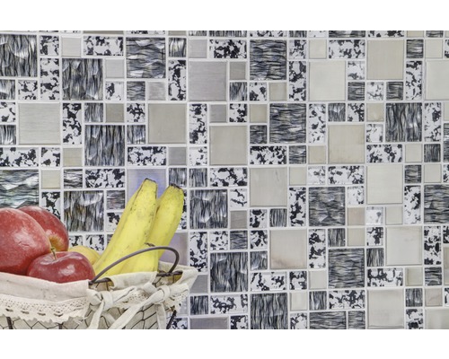 Nástenné dlaždice s rôznymi vzormi ako pozadie pre košík s ovocím