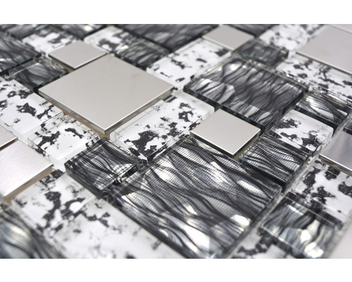 Mozaiková dlaždica so sklenenými a kovovými prvkami