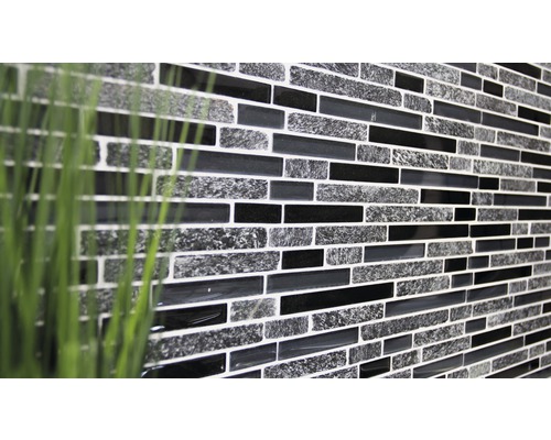 Mozaika s obdĺžnikovými kameňmi v rôznych textúrach a odtieňoch.