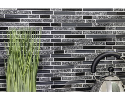 Dizajn steny s mozaikovými obkladmi a dekoratívnymi prvkami v kuchyni