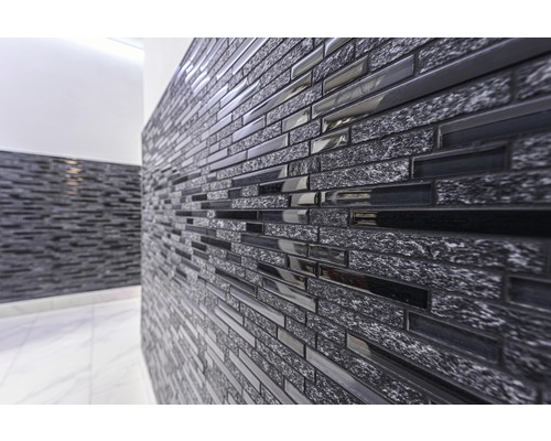 Nástenná dekorácia s mozaikovými obkladmi v interiéri.