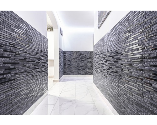 Chodba s obkladmi stien a dlažbou