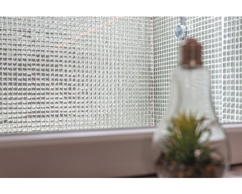 Stena z mozaikových dlaždíc s dekoratívnou žiarovkou s rastlinou