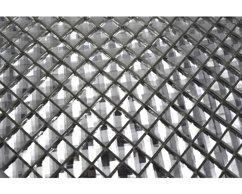 Detail sklenenej tvárnice s kosoštvorcovým vzorom