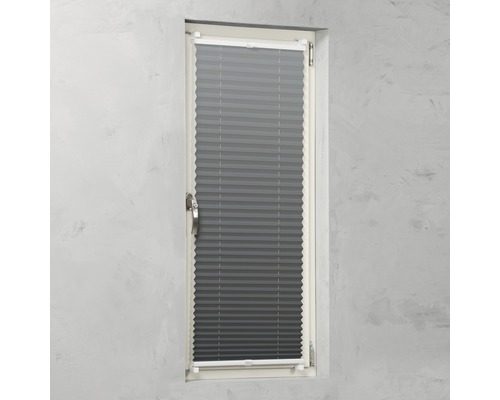 Sivá okenná skladaná roleta v okennom ráme