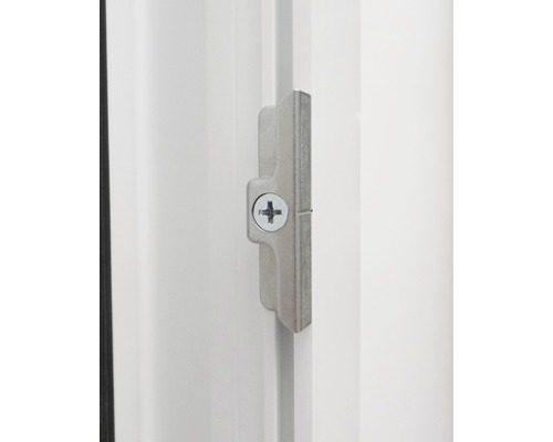 Detail okenného kovania so skrutkou